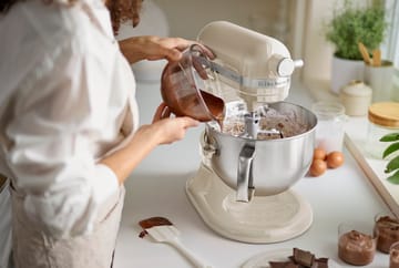 Artisan keittiökone nostovarrella 5,6 L - Almond cream - KitchenAid