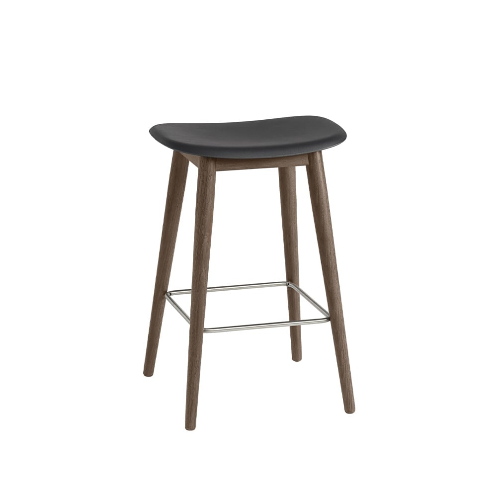 Muuto Fiber bar stool 75 cm Black tummanruskeaksi petsatut jalat