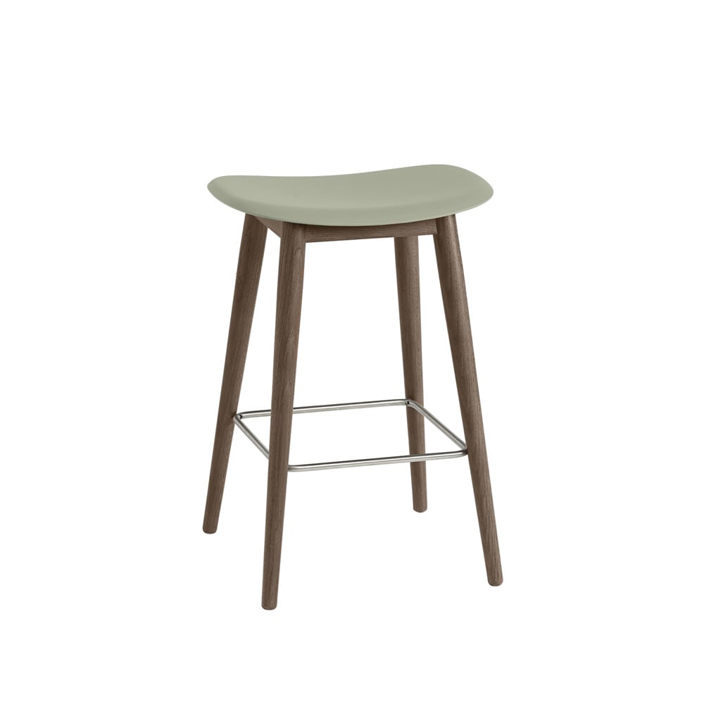 Muuto Fiber bar stool 75 cm Dusty green tummanruskeaksi petsatut jalat