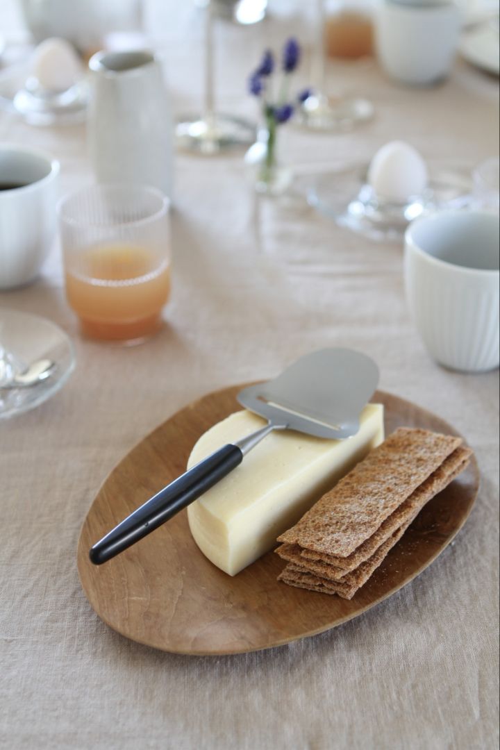 Juustohöylä on käytännöllinen kotikonsti, joka tekee juuston viipaloimisesta helppoa. 