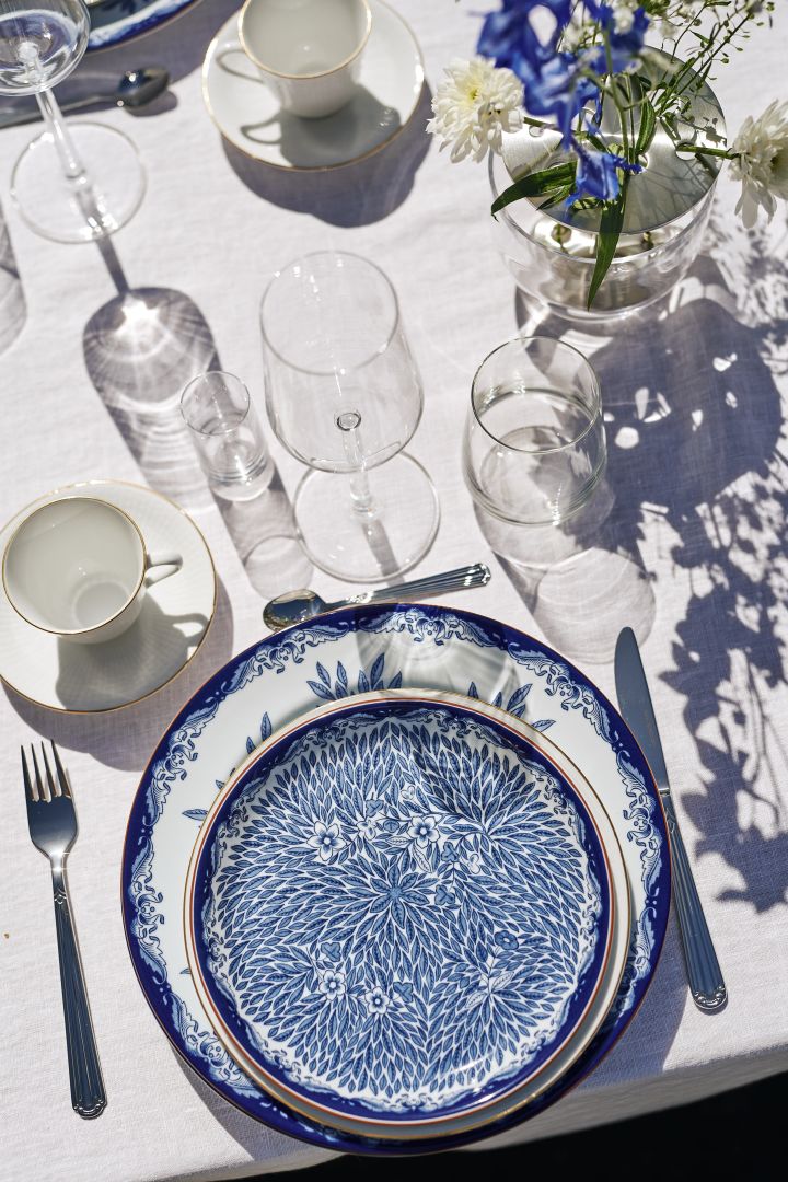 Juhannusjuhlien perinteinen kattaus on valkoinen ja sininen, ja nämä merkin Rörstrand Ostindia-lautaset ovat täydellisiä. 