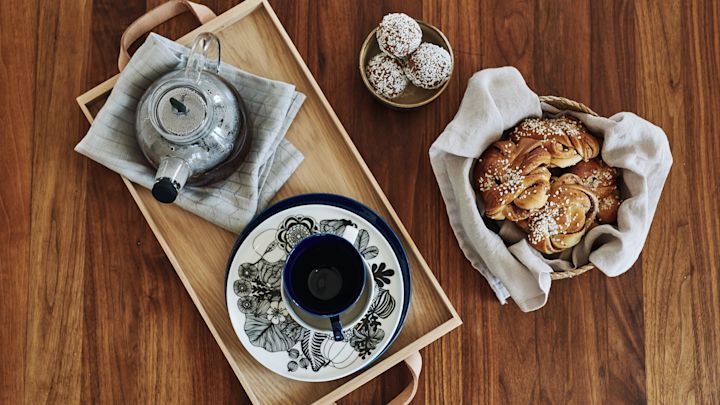 Ruotsalainen fika - fika lasisen teekannun, ruotsalaisten Grace-mukien, marimekko-lautasien ja kanelipullien kanssa. 