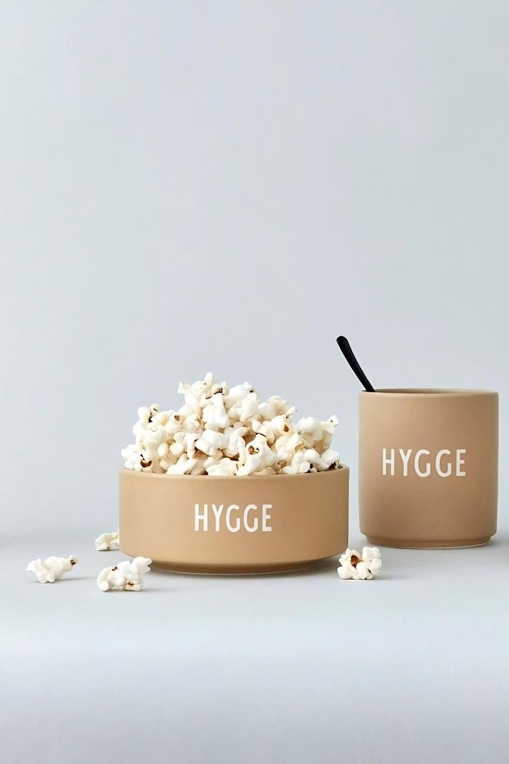 Skandinaavinen syksy voi olla hyvin epäviihtyisä - suunnittele siis ilta elokuvateatterissa, johon kuuluu tietysti popcornia, jonka näet tässä Design Lettersin beigessä Hygge-kulhossa.