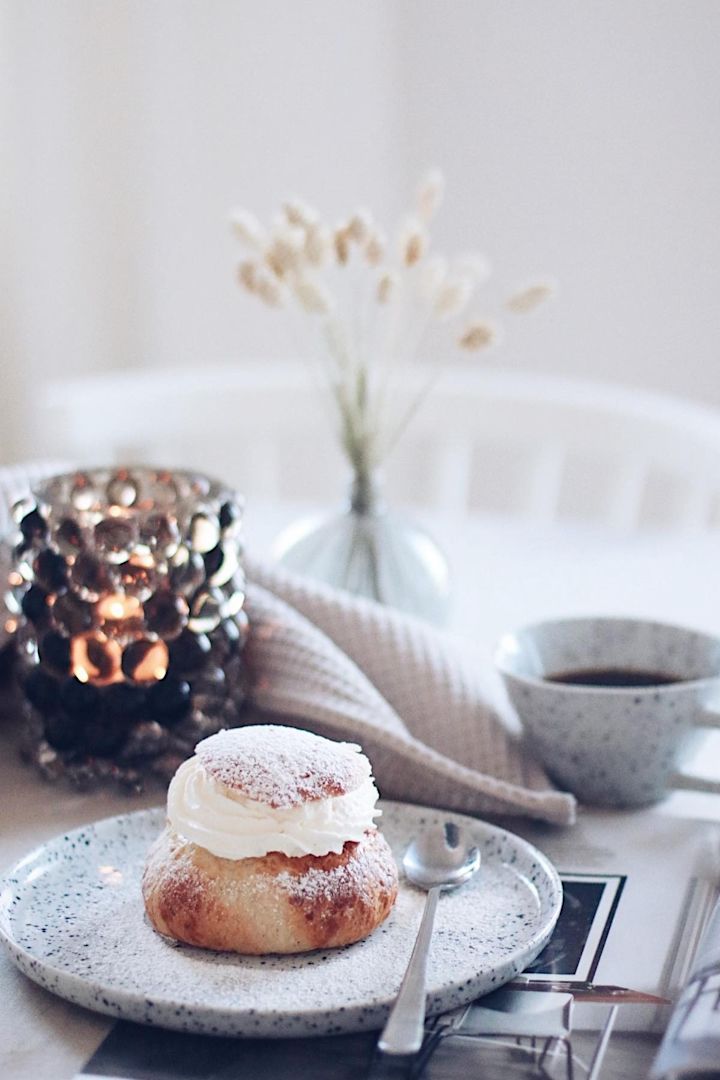 Semlor on yksi Ruotsin suosituimmista leivonnaisista. Tässä näet yhden Olsson & Jensenin Poppi-lautasella Poppi-kupin edessä ruotsalaisen vaikuttajan @picsbyellen kotona.