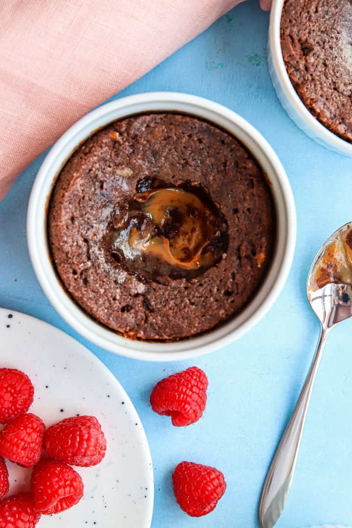 Tässä näet hyvän suklaafondantin valkoisessa soufflé-astiassa merkiltä Pillivuyt, joka on yksi Baka med Fridan suklaajälkiruokaresepteistä.