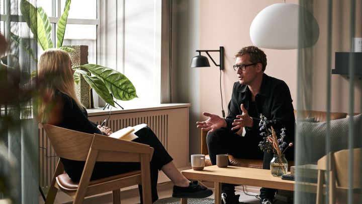 Nordic Nest haastattelee Muutoa Muuton näyttetilassa.