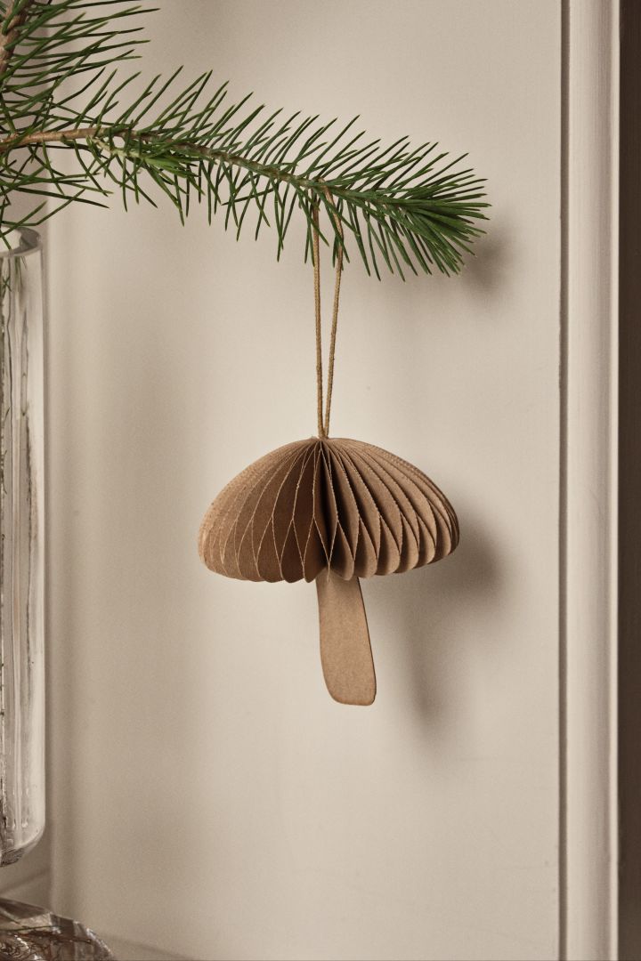 Luonnon inspiroimia joulukuusen koristeluideoita, kuten Broste Copenhagenin Fungi-sienikoriste, joka näkyy tässä oksalla roikkumassa. 