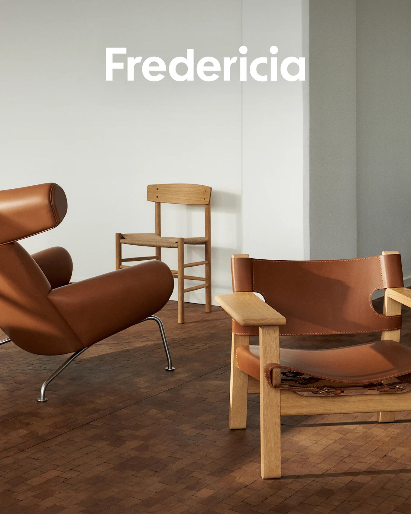 Fredericia-logo. Kolme design-tuolia: ruskea nahkainen lepotuoli, punottu puutuoli ja vaalea puinen nojatuoli nahalla.