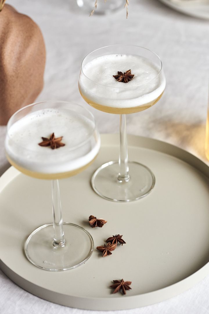 4 juhlavaa cocktailreseptiä uuteen vuoteen - juomat Iittala Essence Cocktail -lasissa Cooee Designin tarjottimella.