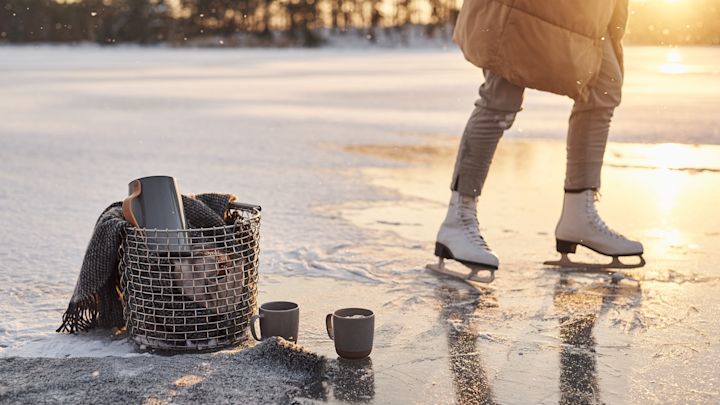 Skandinaavisen elämäntyylin juttuja, joita kannattaa kokeilla tänä talvena - luistelu järvellä Korbo-korin kanssa, jossa on termospullo ja paljon villahuopia. 