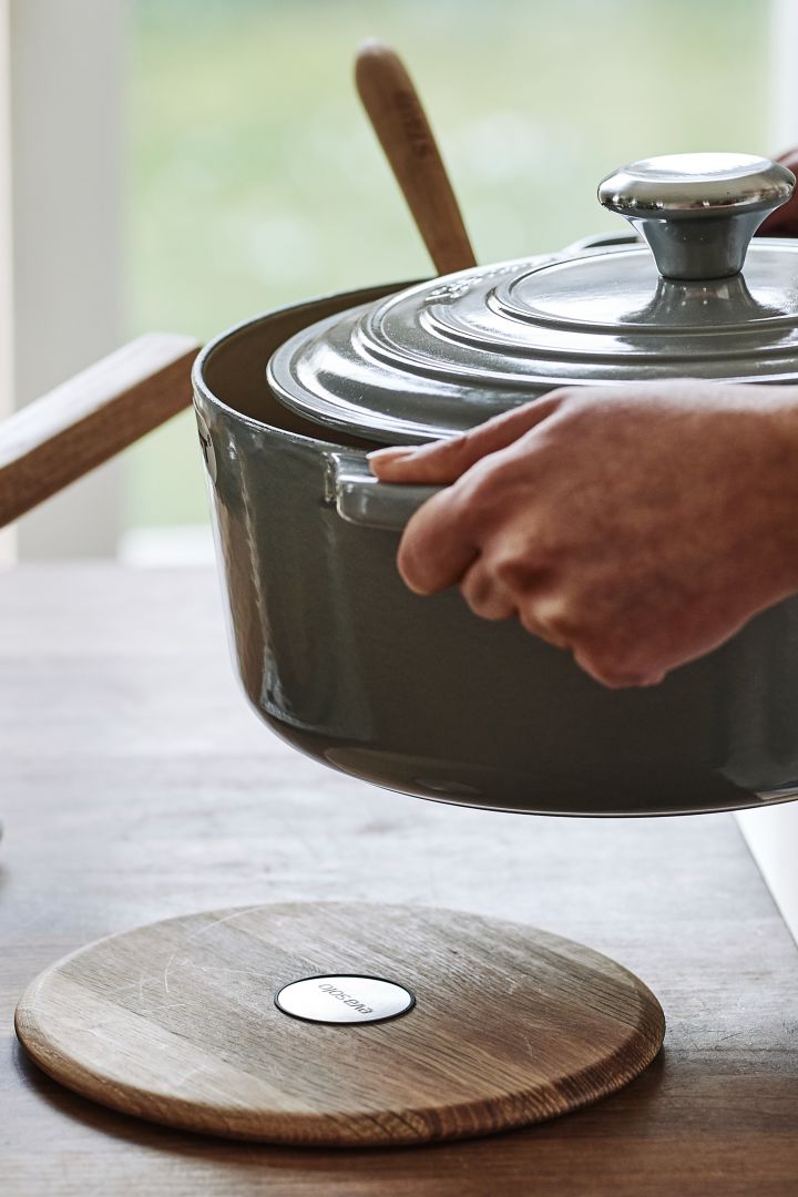 Eva Solon Nordic Kitchenin magneettinen kattilanalusta on käytännöllinen kotikonsti, joka helpottaa arkea ja on tyylikäs yksityiskohta keittiössä.
