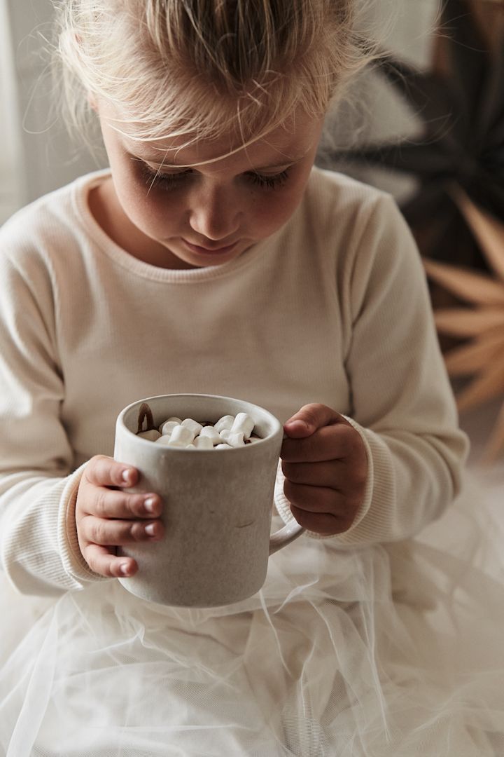 Skandinaavisen elämäntyylin asioita, joita sinun täytyy kokeilla tänä talvena - kaakaon valmistaminen lasten kanssa Tässä näet tytön Scandi Livingin sandsbro-mukin kanssa. 