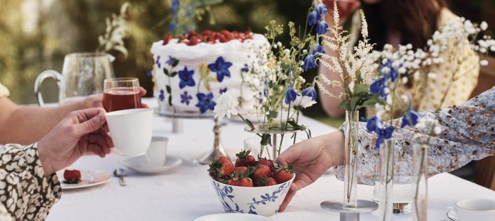 Nauti aidosta juhannusjuhlasta, sinivalkoiset pöydänkoristeet ovat perinteisiä, kuten merkin Scandi Living Havspil-kulho täynnä mansikoita.