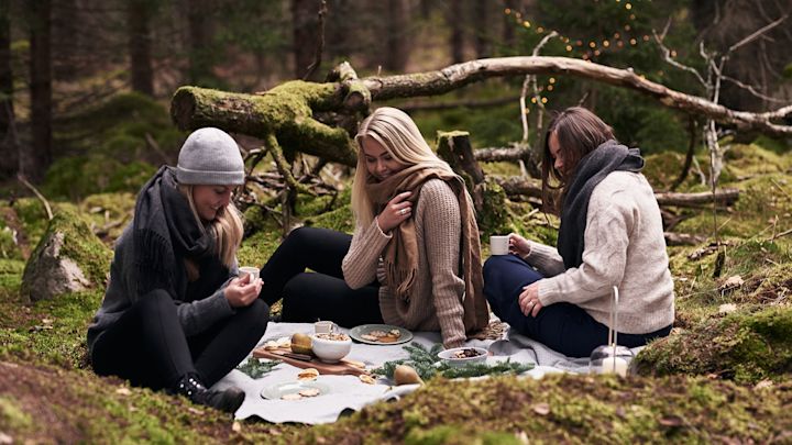 Erilaista glögiä tarjoillaan vihreässä metsässä, jossa ystävät ovat tavanneet, ja se tarjoaa inspiraatiota adventin tunnelmointiin.