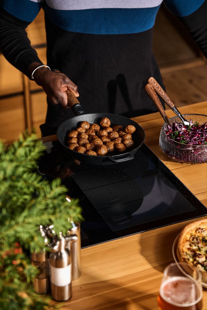 Jotain tyypillistä skandinaavista pitäisi ehdottomasti olla talven bucket-listallasi. Tässä näet miehen paistamassa Köttbullaria Fiskarsin Norden-pannulla.