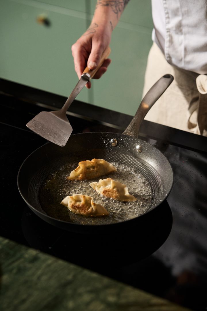 Laadukas paistinpannu, kuten tässä kuvassa näkyvä Satake-pannu, jolla paistetaan dumplingseja, on loistava joululahjaidea. 