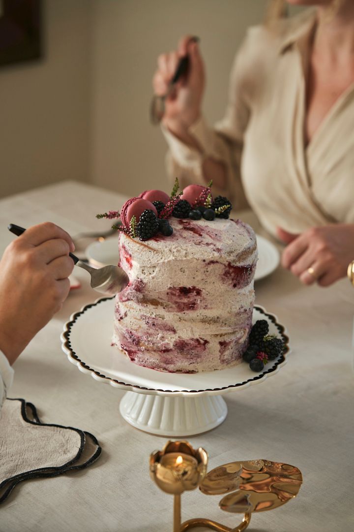 Juhli Galentine's Daytä teekutsuilla. Tässä näet erityisen galentiinipäivän kakun, jossa on kauden marjoja ja macaroneja. 