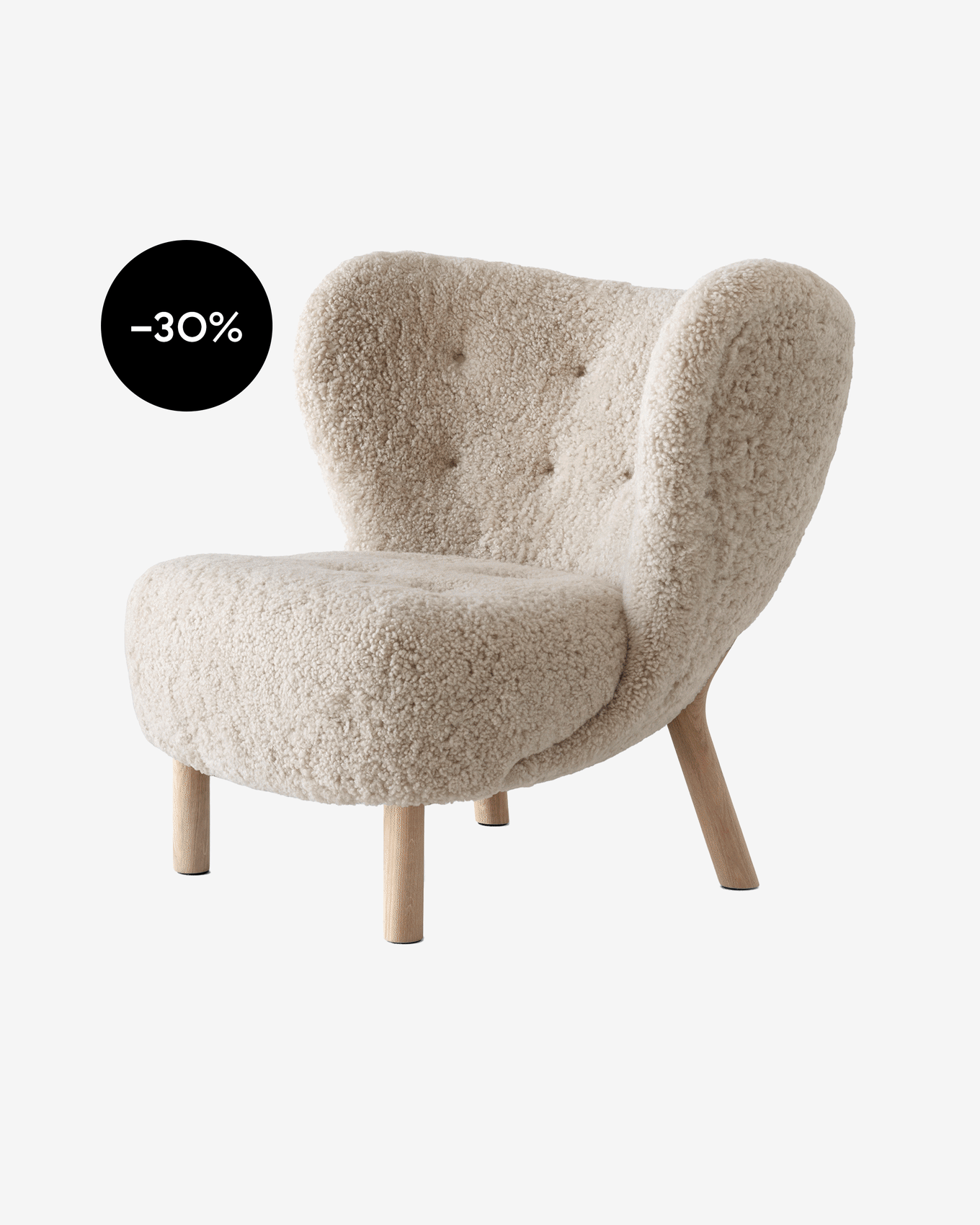 Vaaleanbeige lampaanvillan kaltainen nojatuoli napitetulla selkänojalla ja puujaloilla, jossa musta -30% alennusmerkki.