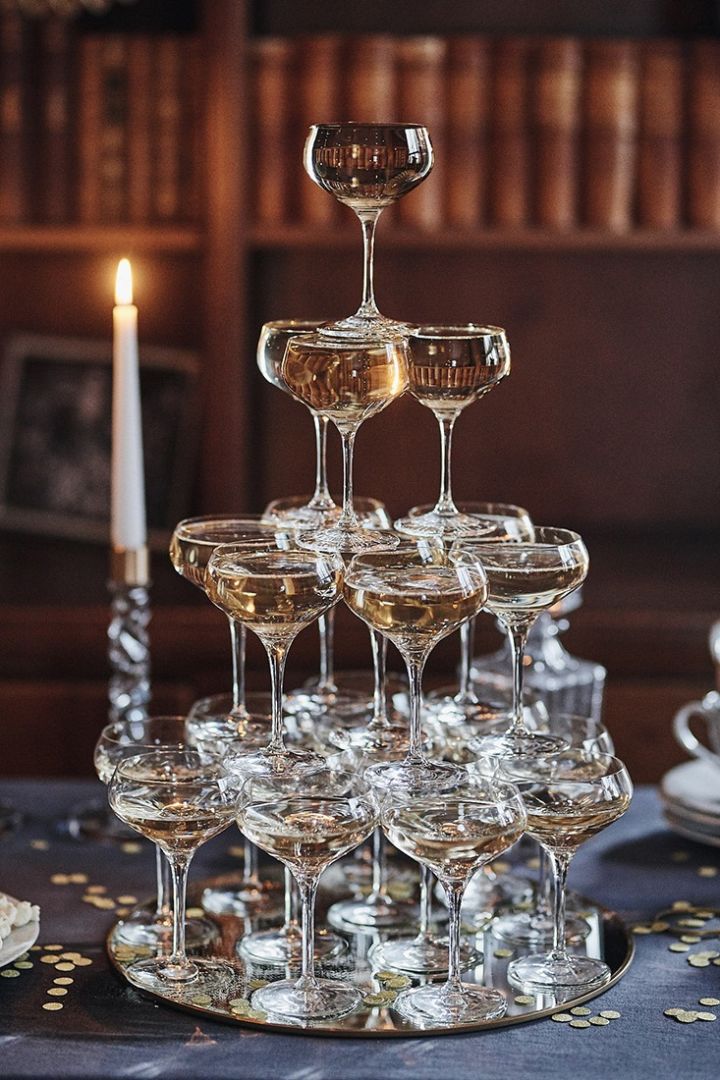 Tutustu siihen, miten voit rakentaa samppanjatornin uudenvuoden juhliin merkin Orrefors More coupe -lasin avulla.