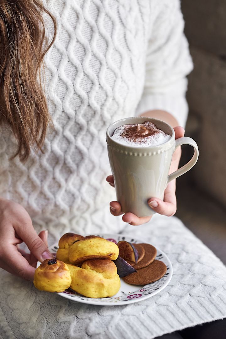 Skandinaavisia lifestyle-ideoita, joita sinun täytyy kokeilla tänä talvena - leivo lussekatt - tässä näet Scandi Livingin Dots-posliinia. 