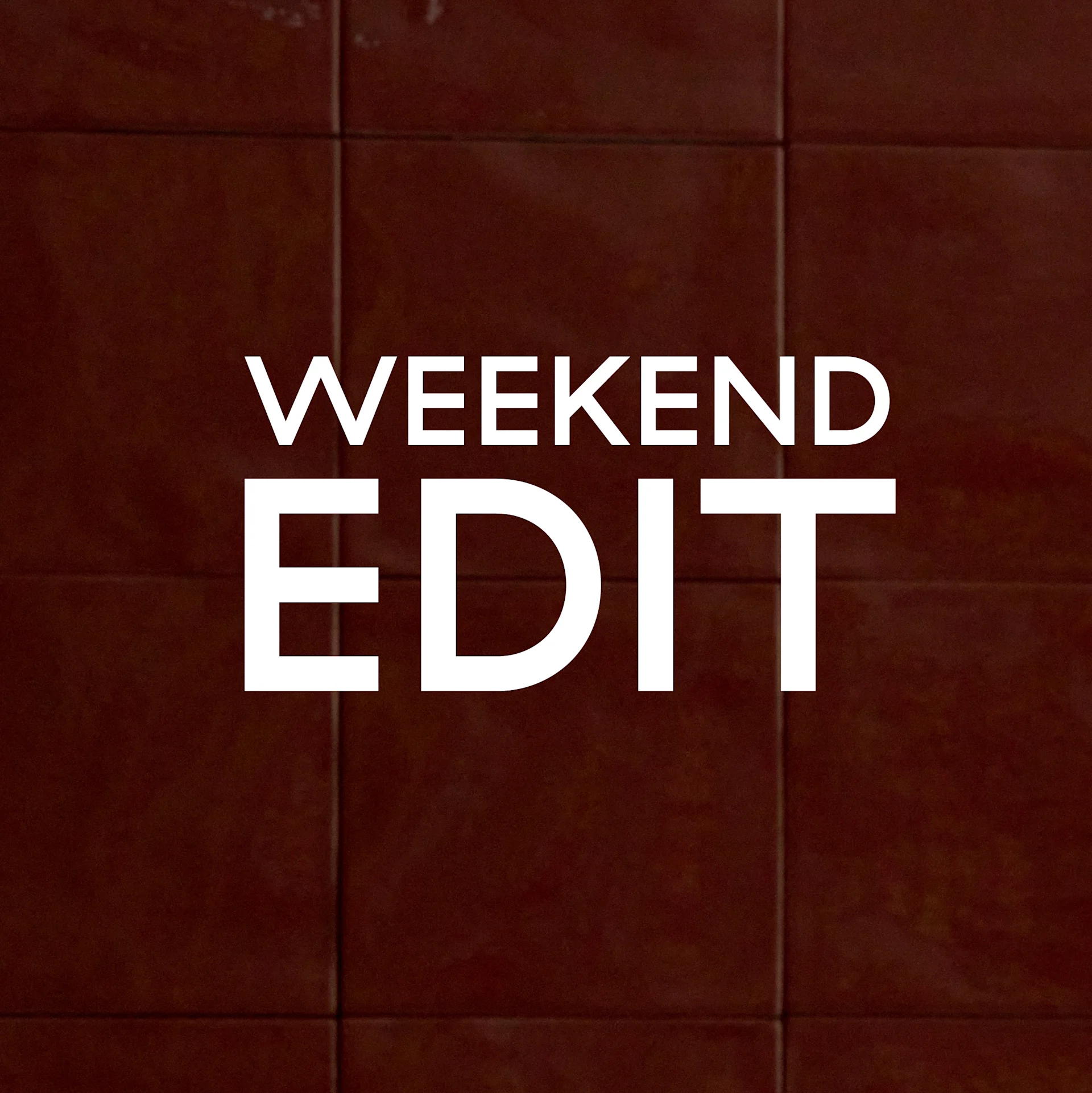 Kaksi tuolia punotuilla istuimilla, toinen vaaleaa puuta, toinen musta, puulattialla. Teksti: "Weekend Edit, Jopa 50%"