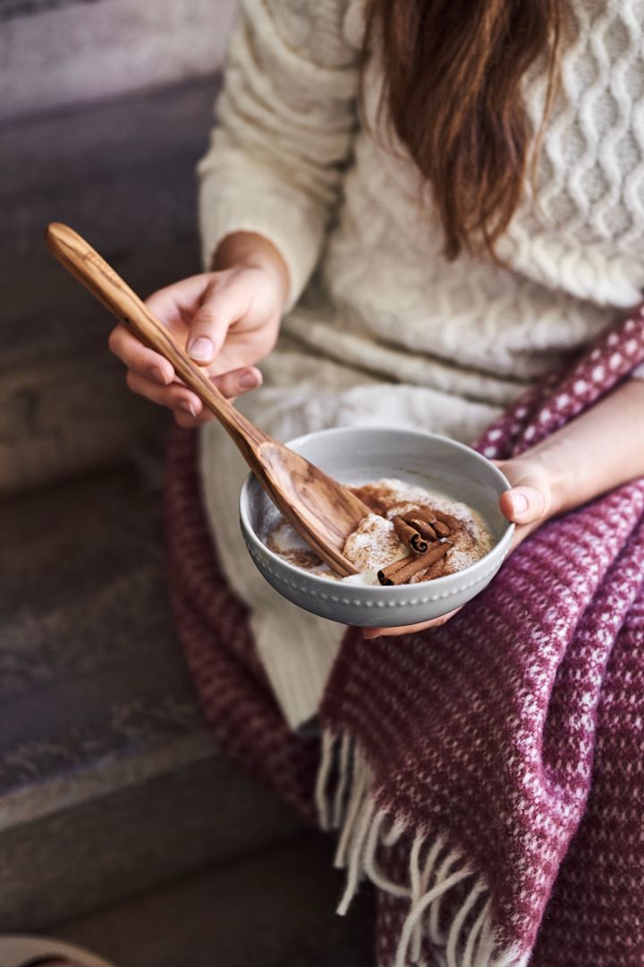 Skandinaavisen elämäntyylin juttuja, joita voit kokeilla tänä talvena - kulhollinen riisipuuroa Scandi Livingin pistekulhossa. 