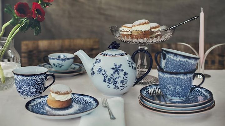 Semlor on myös ruotsalaisten suosikkileivonnainen. Tässä näet sellaisen Rörstrandin Ostindia-malliston tyypillisessä kahviastiassa.