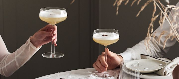 4 juhlavaa cocktailreseptiä uuteen vuoteen - elderflower-juomat Iittala Essence Cocktail-lasissa.