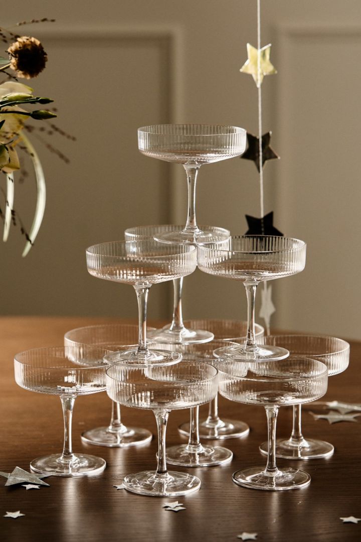 Tutustu siihen, miten voit rakentaa kuvassa näkyvän kaltaisen samppanjatornin, jossa on kolme tasoa ja merkin ferm Living Ripple coupe -lasit. 