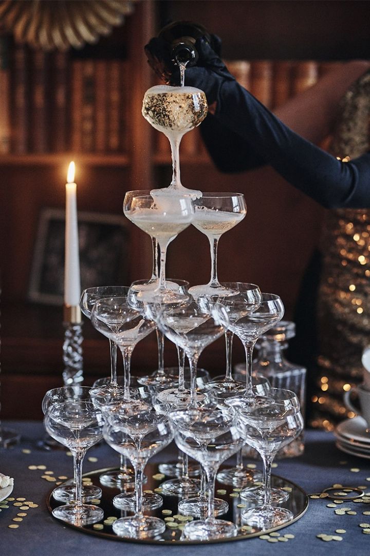 Tutustu siihen, miten voit rakentaa samppanjatornin uudenvuoden juhliin Orrefors & Spiegelaun coupe-lasien avulla tunnelmallista uudenvuoden pöytäasetelmaa varten. 