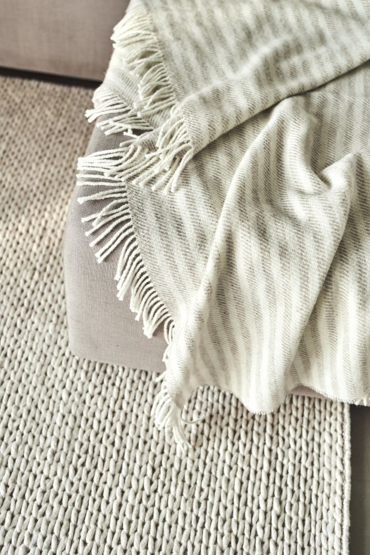 Merkin Scandi Living beige värinen Tidal peitto on hieno ja tyylikäs häälahjaidea.