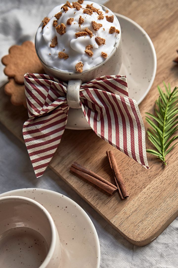 Tarjoa ystävillesi ja perheellesi yksinkertainen jouluinen cocktail, jossa on kanelia, kuumaa kaakaota ja inkiväärileipää. Tässä näet Scandi Livingin Freckle-kupin ja -lautasen sekä Cooee Designin Lines-lautasliinan. 