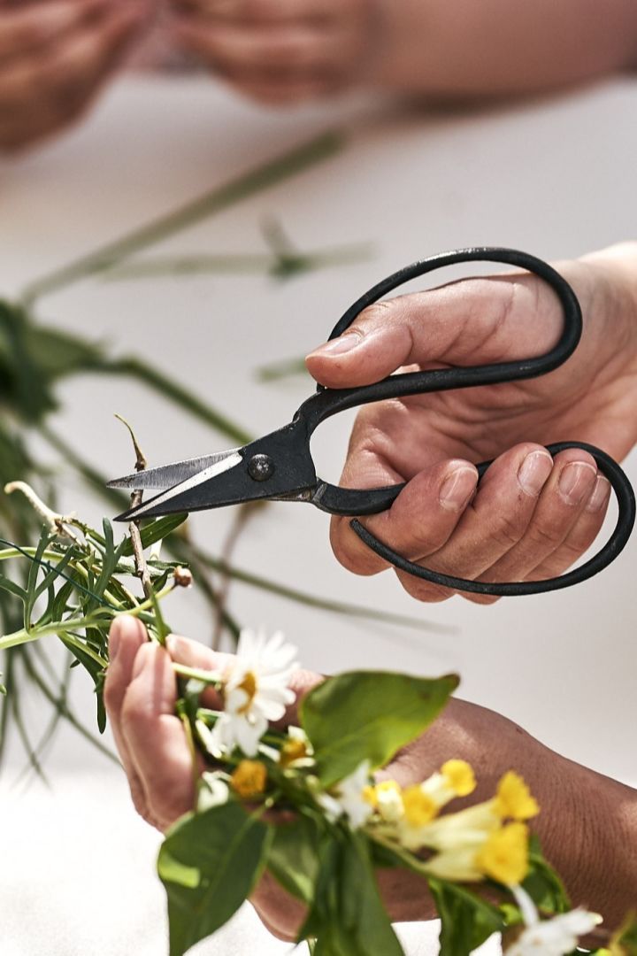 Käytä saksia tai oksasaksia leikataksesi kukat täydellisen pituisiksi kukkakruunua varten,